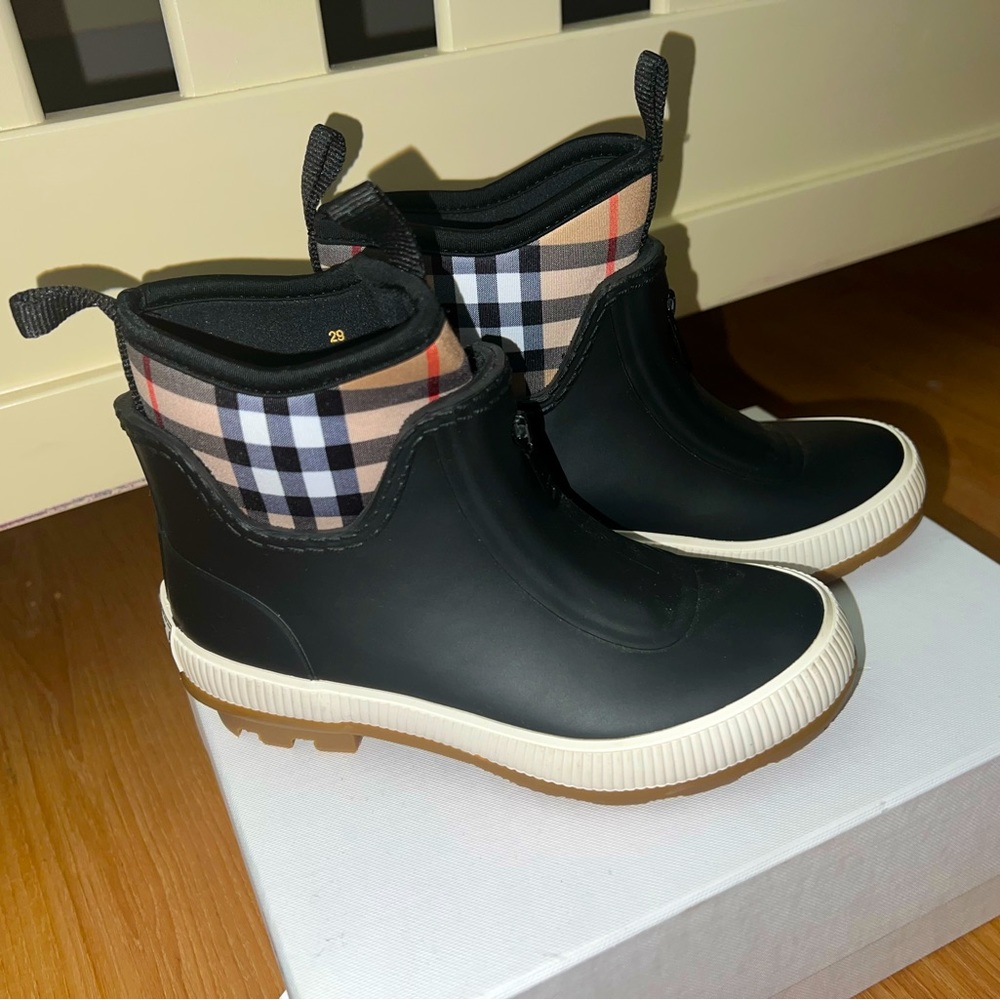 Worn 2-3 times. No wear or tear. 100% authentic